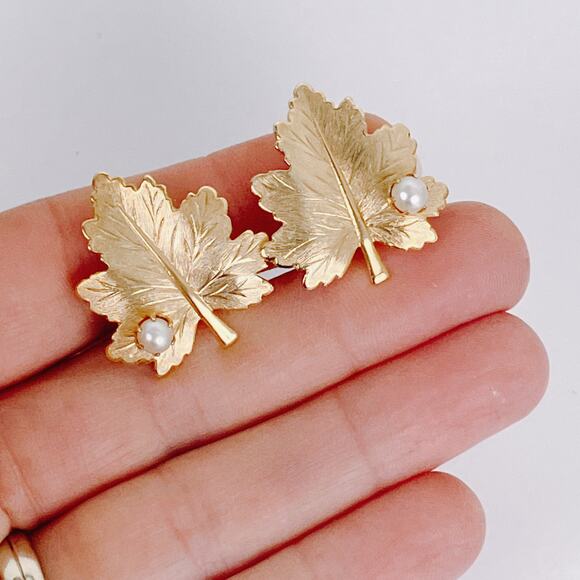 Vintage Signed Sarah Coventry 1960s Earrings Gold Tone Leaf Faux Pearl Clip On - Picture 3 of 12